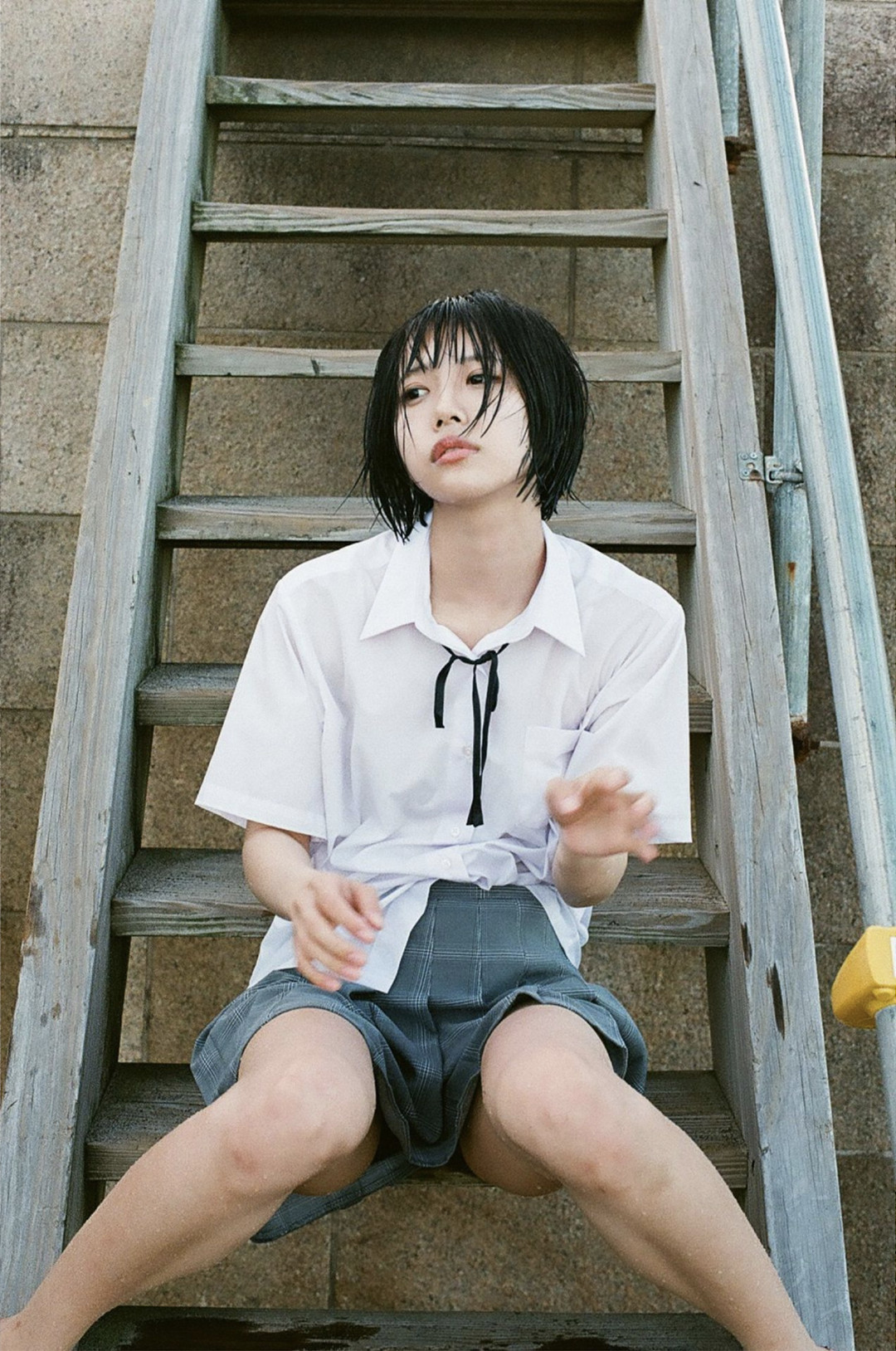 ano《ANOther》指宿編内页 · 坐在旧木梯中间两级横档上