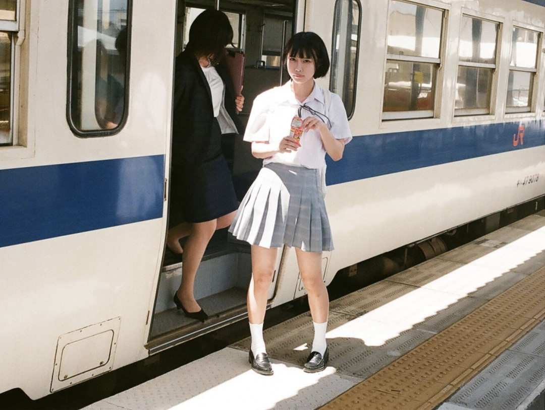 ano《ANOther》指宿編内页 · 蓝白列车站台门口回头(跨页)