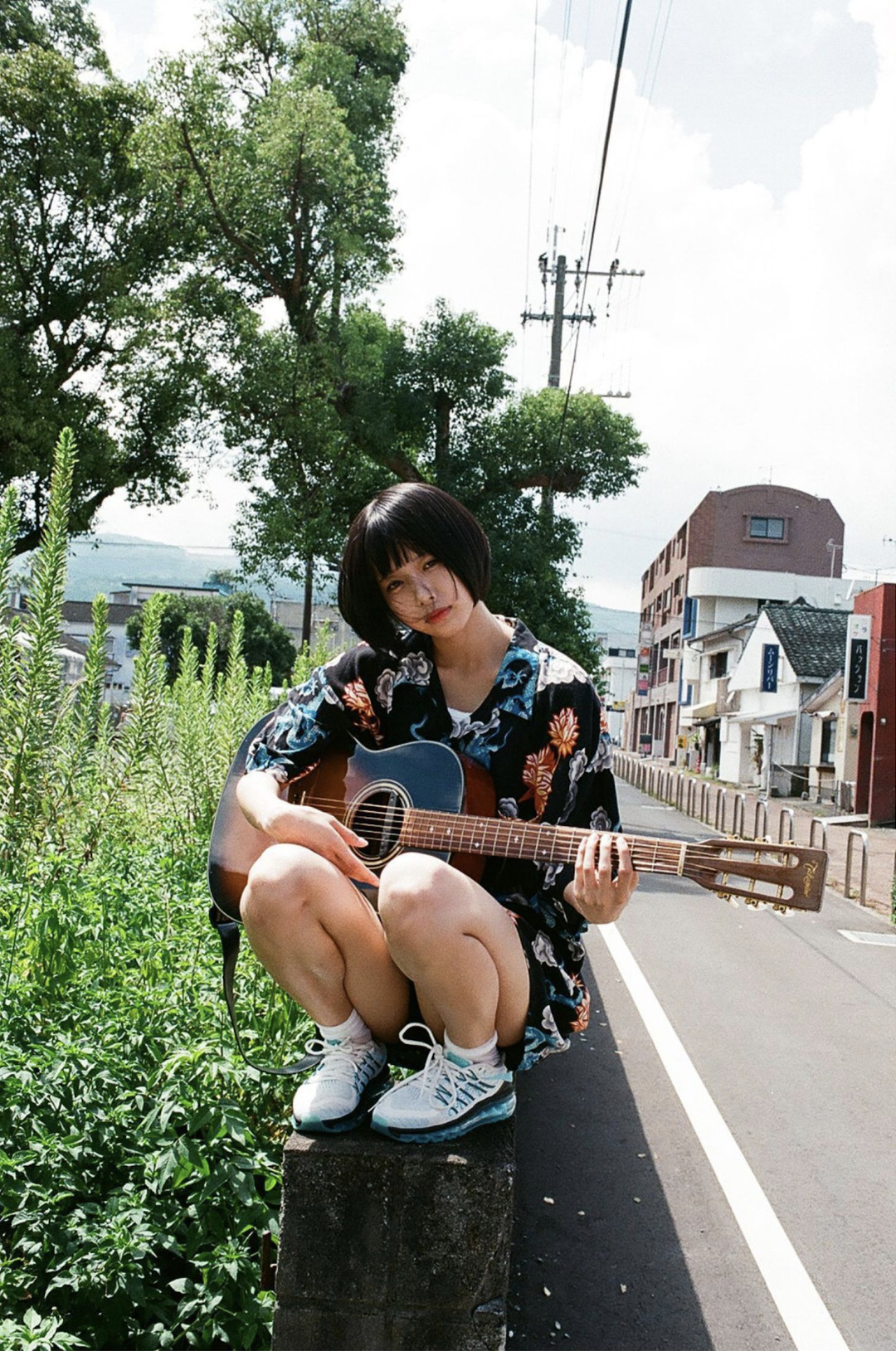 ano《ANOther》指宿編内页 · 路边石墩上抱着木吉他