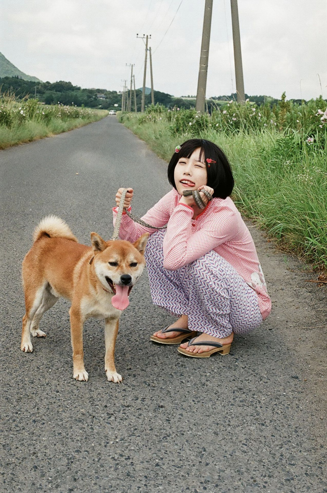 ano《ANOther》指宿編内页 · 乡道上牵着柴犬蹲下笑