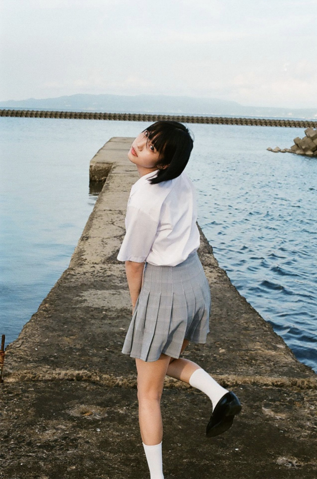 ano《ANOther》指宿編内页 · 防波堤上抬脚回头