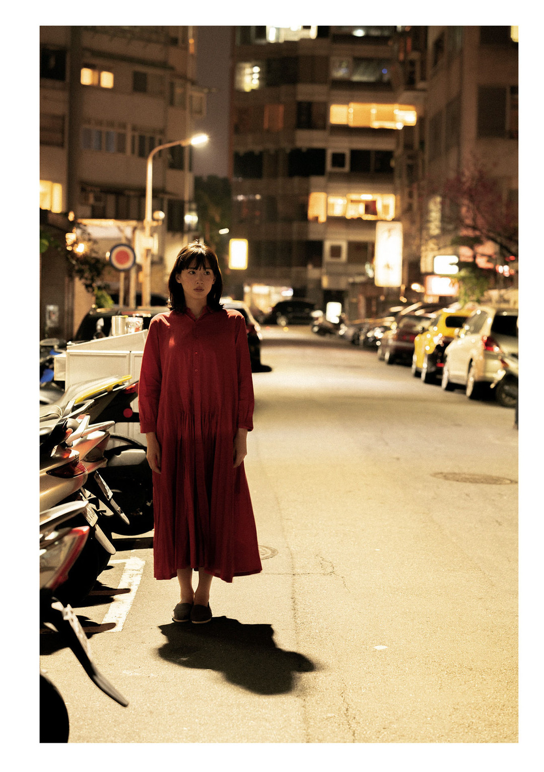 绫濑遥《绫濑遥的世界 01 台湾》内页 夜里红裙与路灯长影