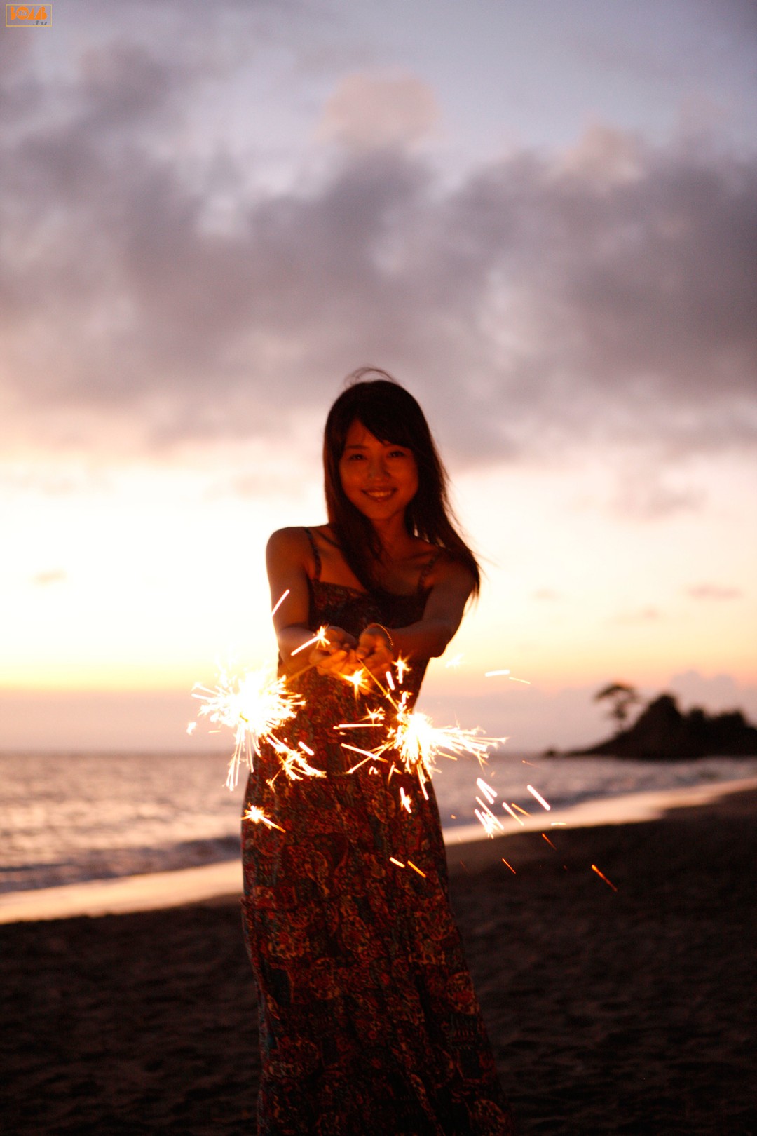 有村架纯《BOMB》：把还没红的夏天，印在了会过期的纸上