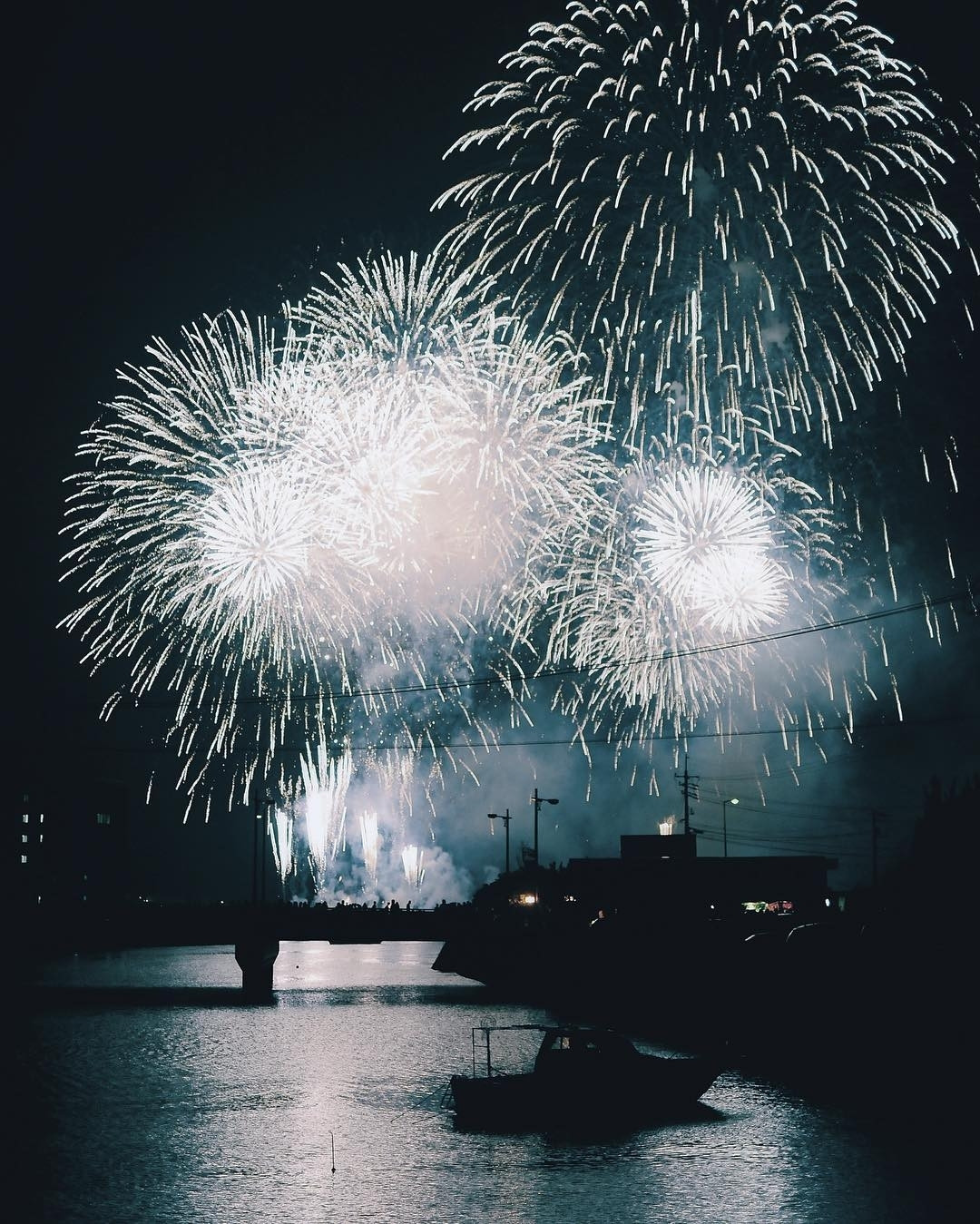 大林直行 夜色中的烟火与水面倒影