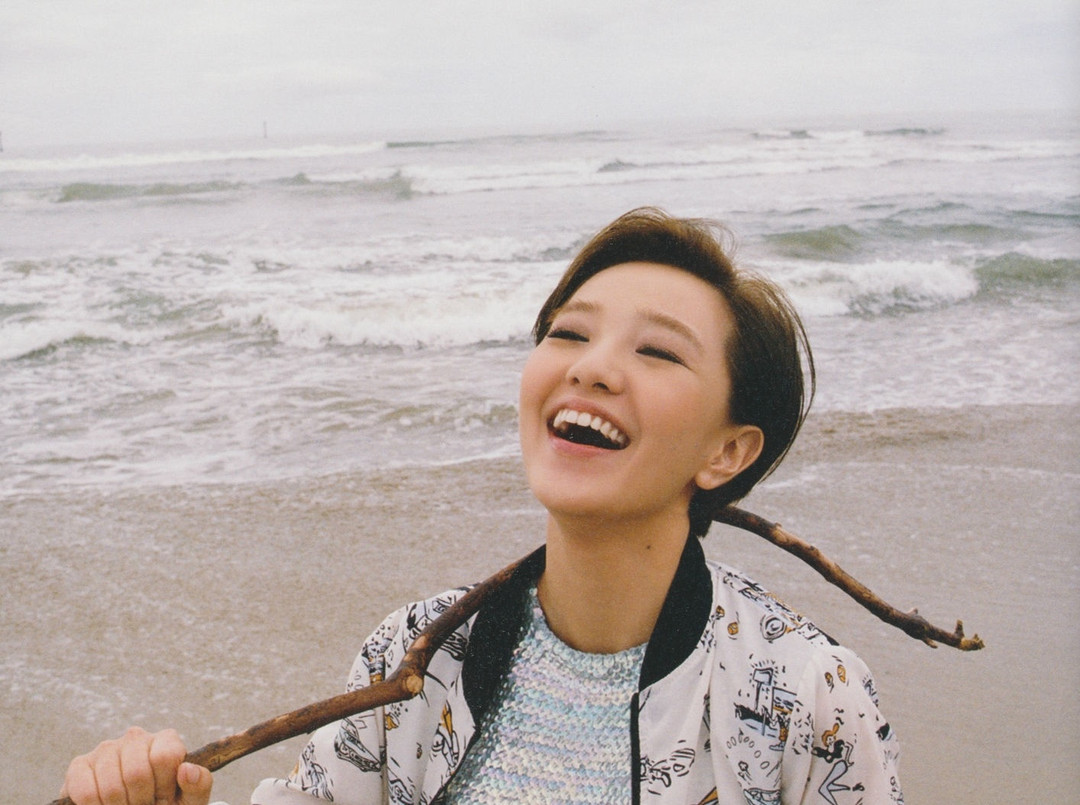 郭采洁 海边仰头大笑