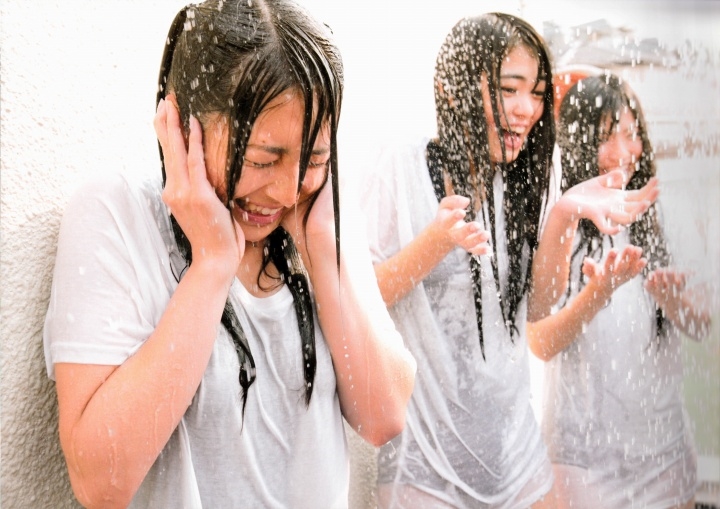 被水淋湿的笑