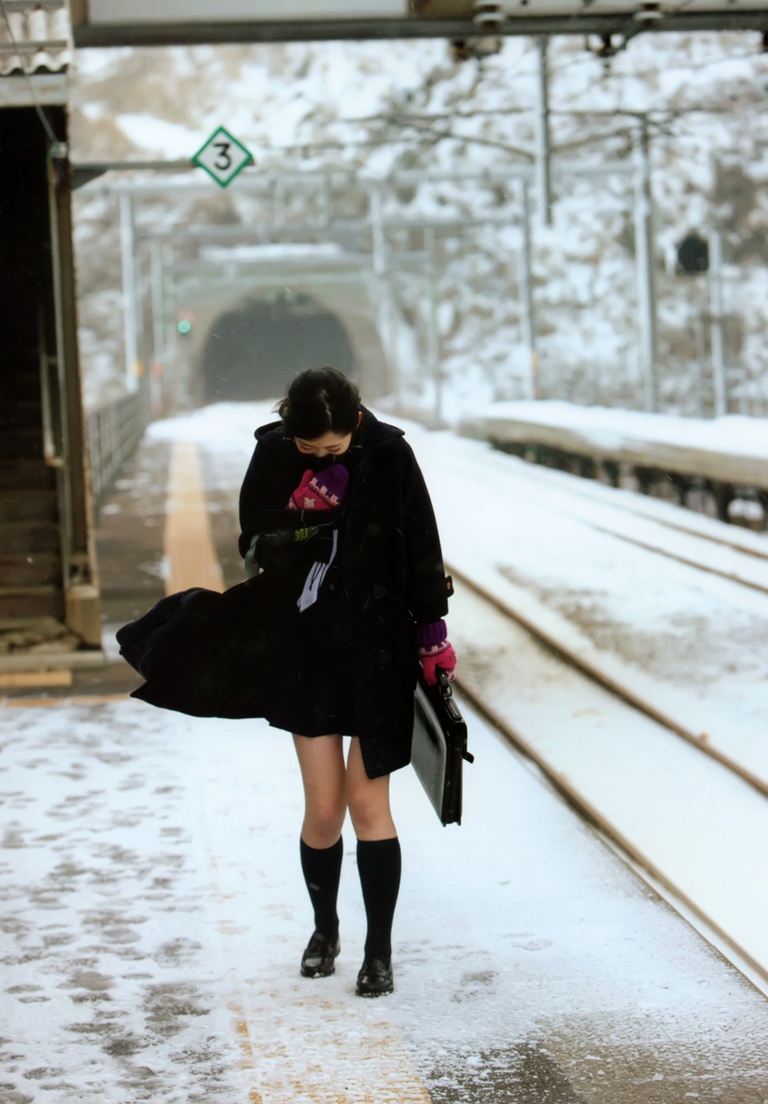 铃木爱理《卒業》内页 雪的站台上走来