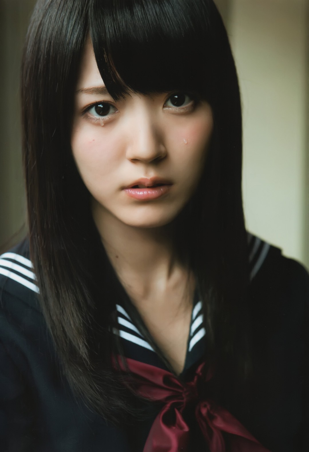 铃木爱理《卒業》内页 水手服红领结特写与眼眶泪光