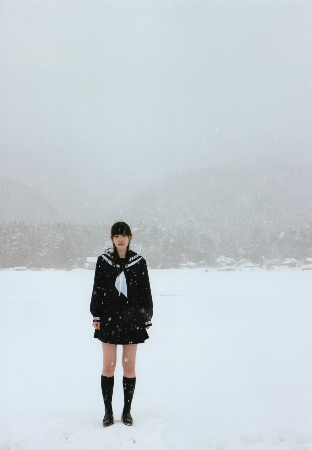 铃木爱理《卒業》内页 水手服站在雪原中央