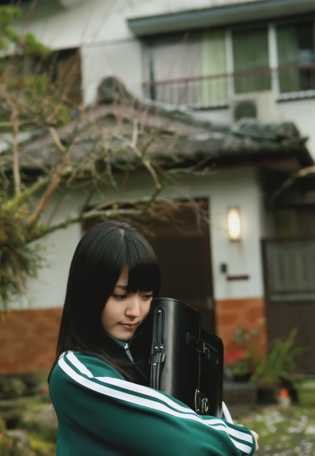 铃木爱理《卒業》内页 家门口抱着黑色学生书包